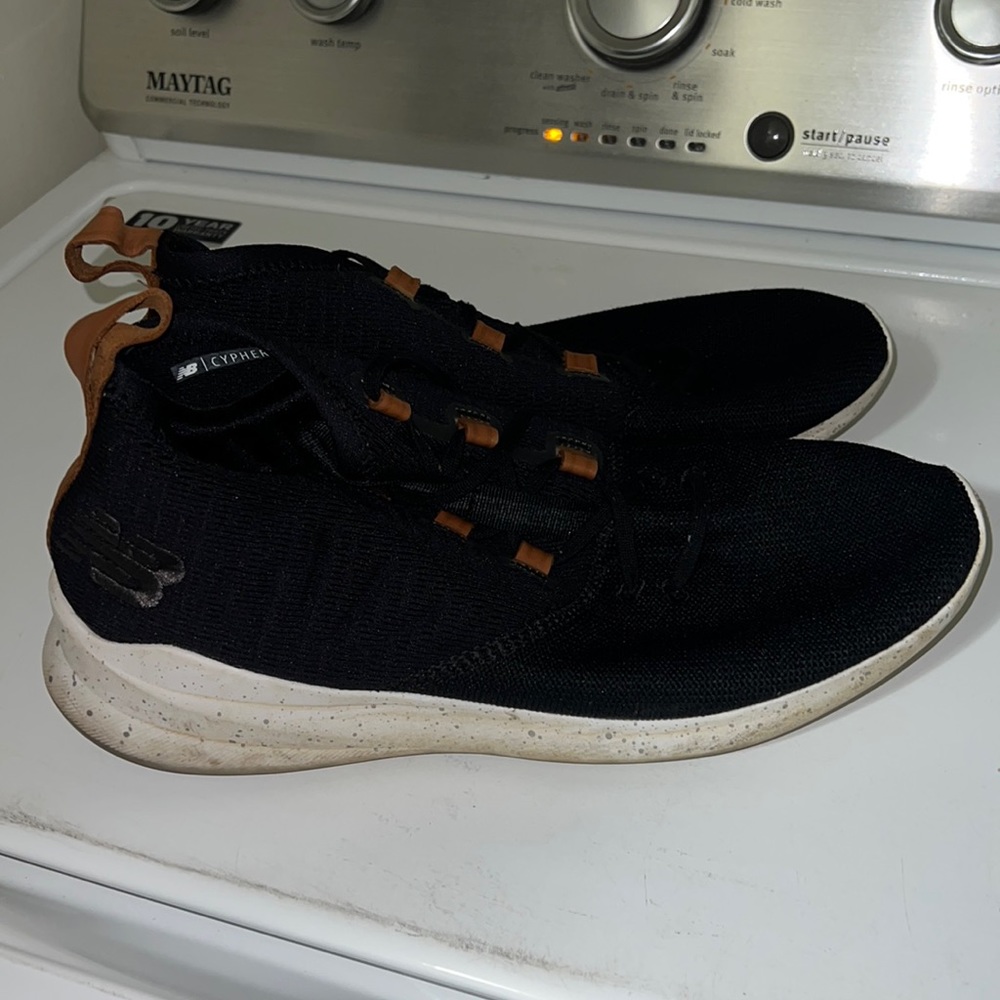 Men’s New Balance tennis shoes